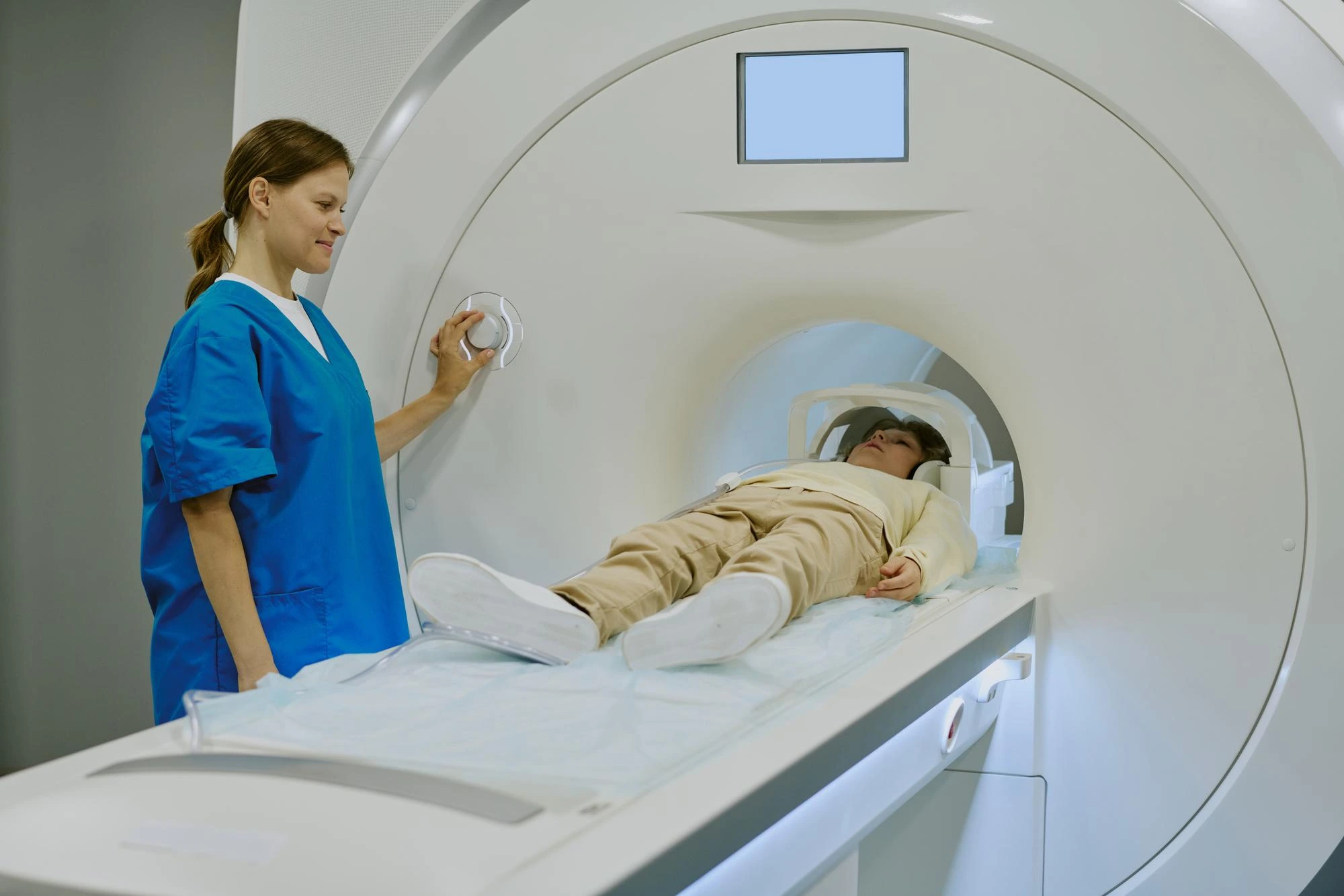 MRI (Magnetic Resonance Imaging)